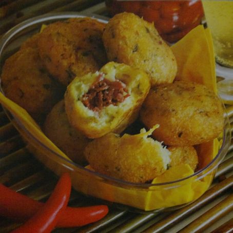 Bolinha de mandioca e carne seca