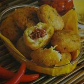 Bolinha de mandioca e carne seca