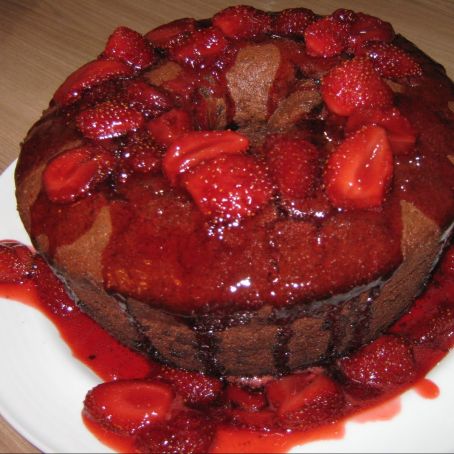 Bolo negro com geléia