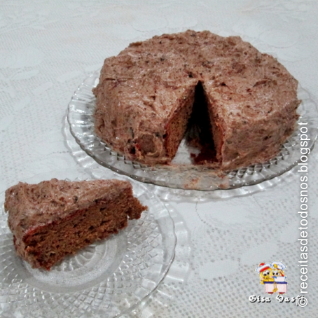 Bolo de ameixa com leite condensado