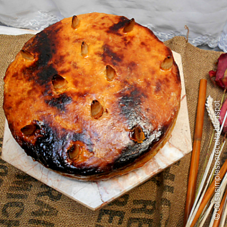 Bolo de amêndoa com gema queimada recheado de doce de ovos pobres