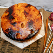 Bolo de amêndoa com gema queimada recheado de doce de ovos pobres