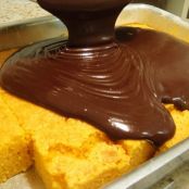 Bolo de cenoura com calda de chocolate cremosa 