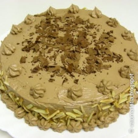 Bolo de Chocolate Recheado com Queijo Creme e Molho de Amoras e Morangos e Cobertura de Creme de Chocolate