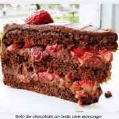 Bolo de chocolate com morangos