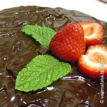 Bolo de Chocolate Branco com Cobertura de Chocolate