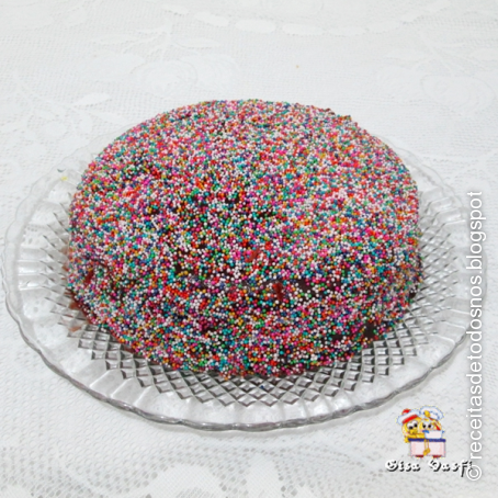 Bolo de chocolate com miçangas de açúcar