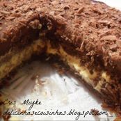 Bolo de chocolate com creme de maracujá