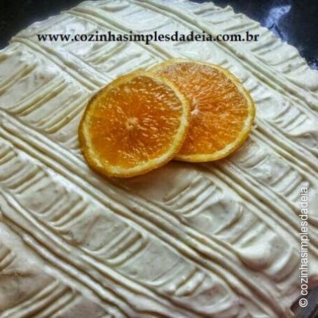 Bolo de liquidificador de laranja com recheio e cobertura de mousse de laranja e leite ninho