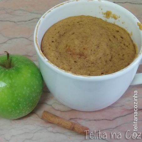 bolo de maçã e canela na caneca