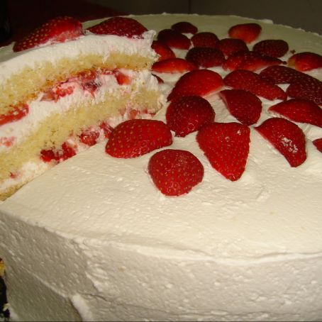 Torta de morangos com chantilly (nosso bolo de aniversário)