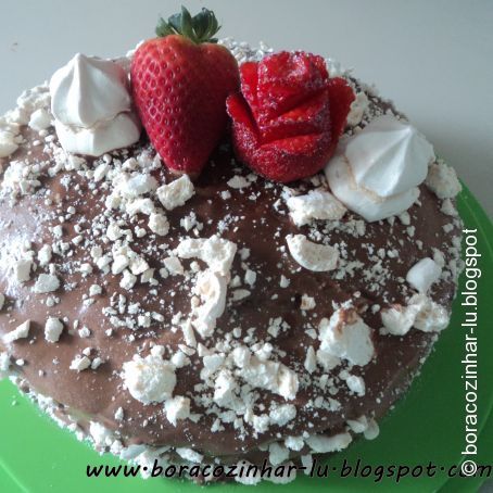 Bolo de Chocolate com Morango maravilhoso