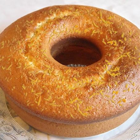 Bolo de fubá com calda de laranja