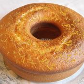 Bolo de fubá com calda de laranja