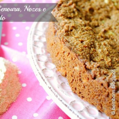Bolo de Cenoura, Nozes e Pão Ralado
