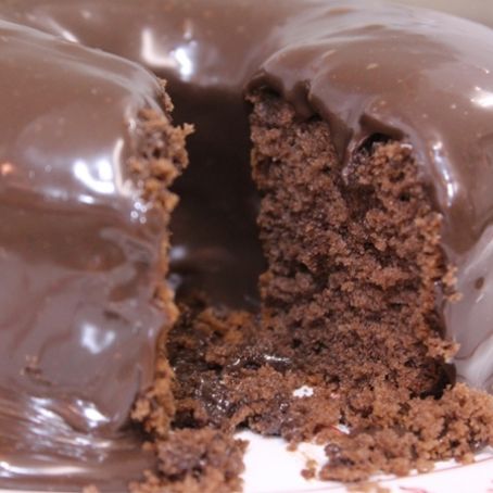 Bolo de chocolate com calda de chocolate