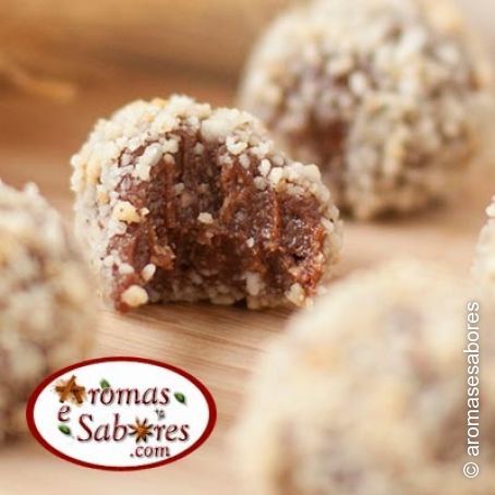 Brigadeiro gourmet de chocolate com avelãs