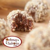 Brigadeiro gourmet de chocolate com avelãs