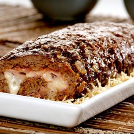 Rocambole de carne moída com queijo e presunto