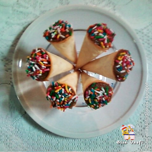 Canudinhos de massa de pastel