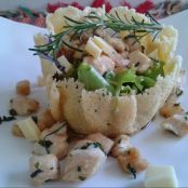 Cestinha de queijo parmesão com frango nas 3 ervas