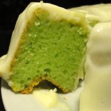 Bolo verde com gelatina e iogurte 