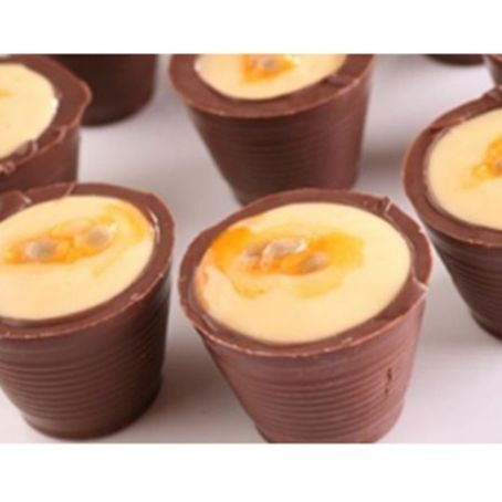 Copinhos de chocolate com maracujá
