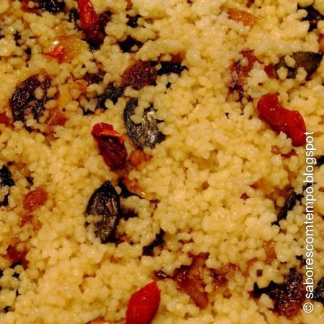Couscous com frutos secos e frutos passa