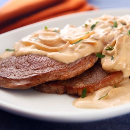 Bife acebolado com molho de maionese
