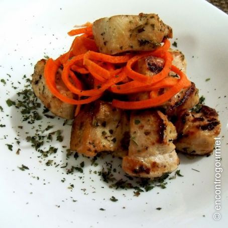 Cubos de frango nas ervas e cenoura Julienne