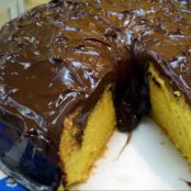 Bolo de cenoura com calda de chocolate que derrete na boca.