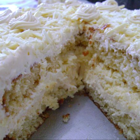 Bolo de Aniversário com Recheio de Leite Ninho