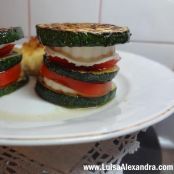 Torre de Vegetais com Queijo Fresco Acompanhados com Medalhões de Maruca com Crosta de Broa de Milho