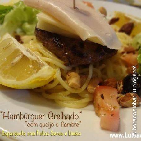 Hambúrguer Grelhado com Queijo e Fiambre Acompanhado com Esparguete com Frutos Secos e Limão