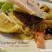 Hambúrguer Grelhado com Queijo e Fiambre Acompanhado com Esparguete com Frutos Secos e Limão