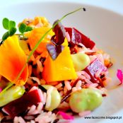 Salada de arroz selvagem com favas, beterraba, manga e manjericão