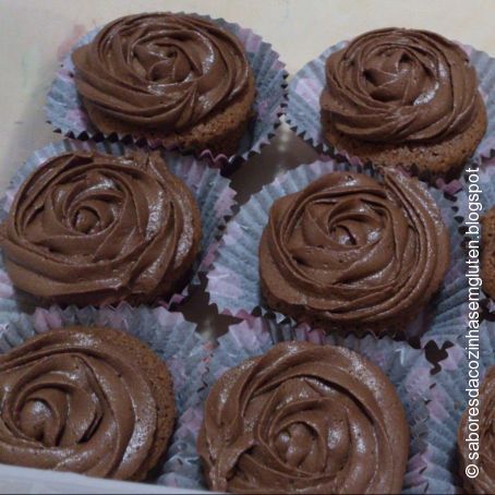 Cupcakes de chocolate, com farinha de amendoim e creme trufado de chocolate