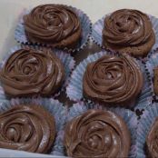 Cupcakes de chocolate, com farinha de amendoim e creme trufado de chocolate
