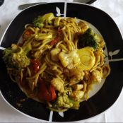 Yakisoba de carne, frango e legumes