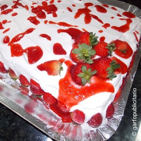 Bolo de Chocolate Recheado com Brigadeiro e Beijinho Coberto Com Glacê e Geleia de Morango