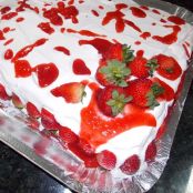 Bolo de Chocolate Recheado com Brigadeiro e Beijinho Coberto Com Glacê e Geleia de Morango