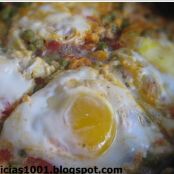 Frigideira de linguiça, ervilha e ovos