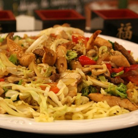 YAKISOBA DE FRANGO