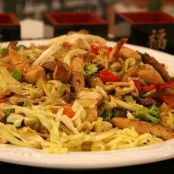 YAKISOBA DE FRANGO