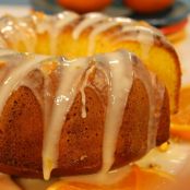 Bolo de laranja com cobertura de laranja.
