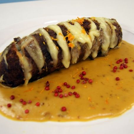 Lagarto Recheado com Queijo ao Molho Cremoso de Laranja