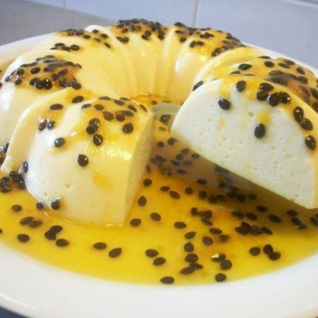 Flan de iogurte com maracujá