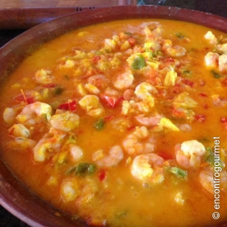 Moqueca baiana de peixe com camarões