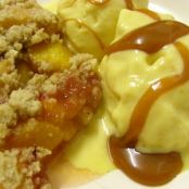 Crumble e gelado de pêssego com caramelo