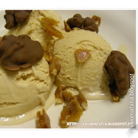 Gelado toffee com praline e nozes com chocolate